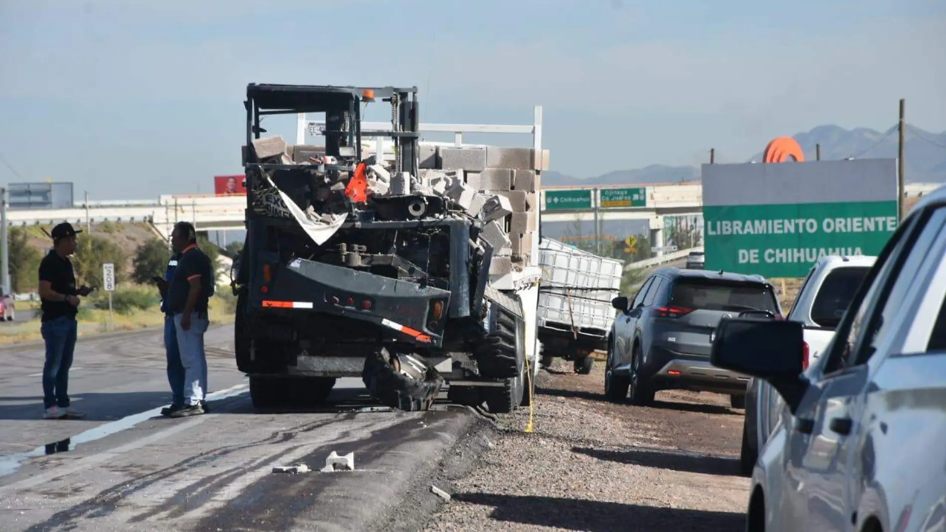 choque camión y tráiler en carretera Delicias-Chihuahua